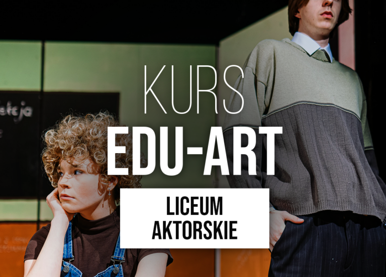Grafika promująca kurs „EDU-ART – Liceum Aktorskie”. Na zdjęciu widoczne są dwie młode osoby na scenie lub w przestrzeni przypominającej klasę. Po lewej stronie siedzi przy stole dziewczyna z krótkimi, kręconymi włosami, opierająca głowę na dłoni i patrząca w bok. Ma na sobie ciemny golf i dżinsowe ogrodniczki. Po prawej stronie stoi chłopak w szerokim swetrze i koszuli z kołnierzykiem, z jedną ręką w kieszeni. Na środku grafiki znajduje się duży napis: „KURS EDU-ART”, a poniżej w białym prostokącie tekst „LICEUM AKTORSKIE”.