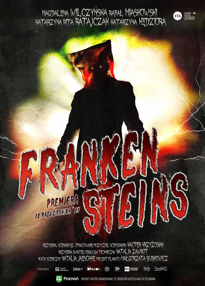 Plakat teatralny do spektaklu „Frankensteins”. Na środku widoczna jest ciemna sylwetka postaci stojącej tyłem do jasnej, eksplodującej poświaty przypominającej wybuch lub błyskawicę. Postać ma na głowie papierową torbę z wyciętymi otworami na oczy, które świecą czerwonym światłem. Tło jest mroczne, z efektami błyskawic i kontrastowym światłem. Na pierwszym planie duży, postrzępiony czerwono-biały napis „FRANKENSTEINS”. Obok znajduje się informacja „Premiera 12 października 2027”. U góry umieszczono nazwiska twórców, a na dole informacje o realizatorach i partnerach projektu. Styl plakatu przypomina estetykę horroru i kina grozy