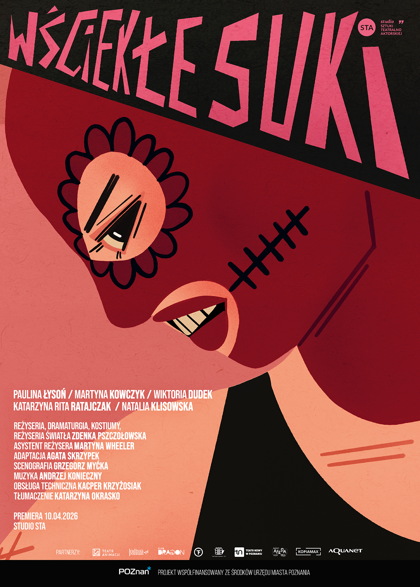 Plakat teatralny w czerwono-czarnej kolorystyce z ekspresyjną, stylizowaną ilustracją twarzy widzianej z profilu. Twarz ma jedno oko zasłonięte, drugie przerysowane, a usta zszyte grubymi szwami, co budzi niepokój. U góry duży, nieregularny napis „Wściekłe suki”. Na dole znajdują się nazwiska twórczyń i twórców oraz informacje o premierze (10.04.2026) w Studio STA w Poznaniu.