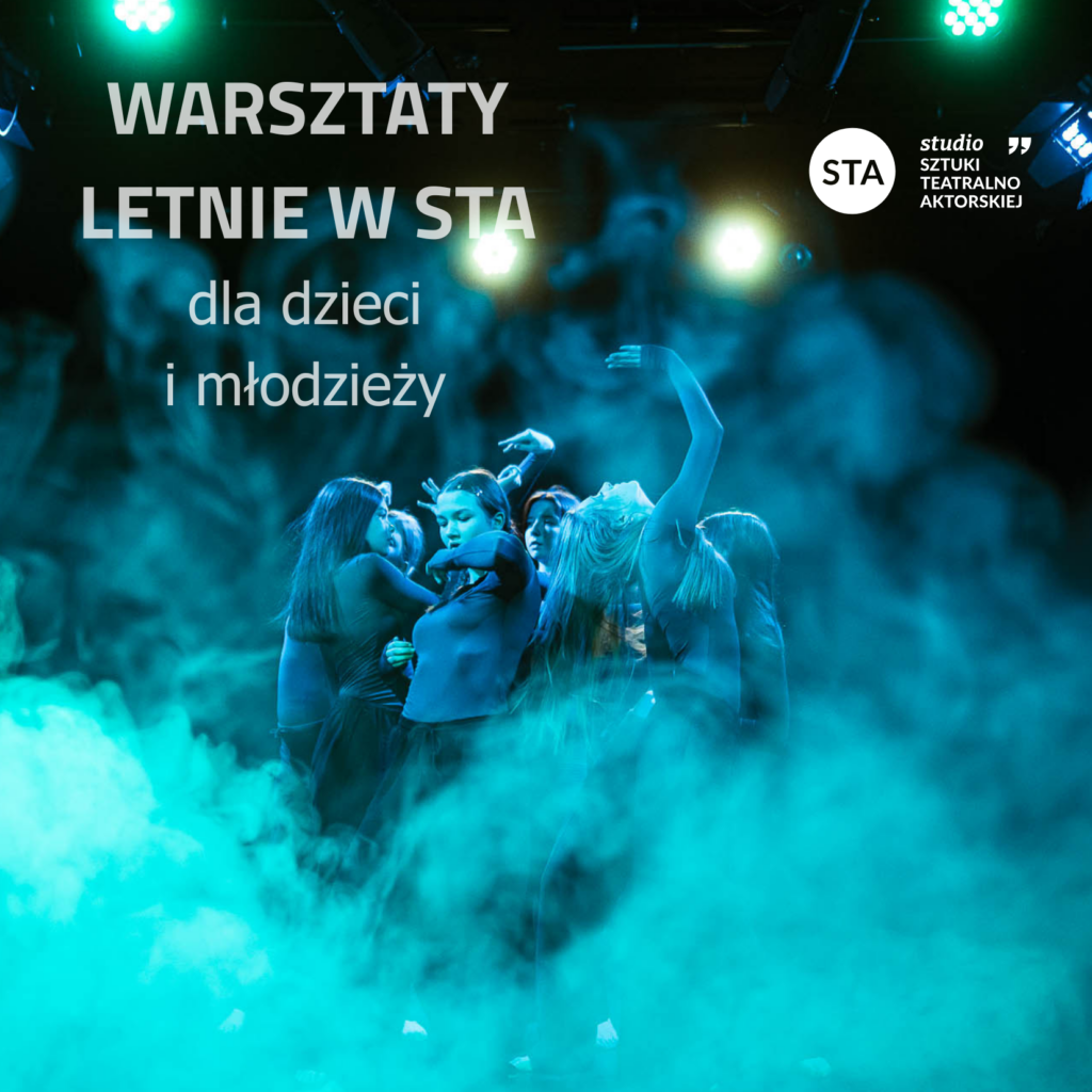 Grupa tancerek na scenie otoczona gęstym dymem i oświetlona zielono-niebieskim światłem, wykonująca ekspresyjny układ choreograficzny.