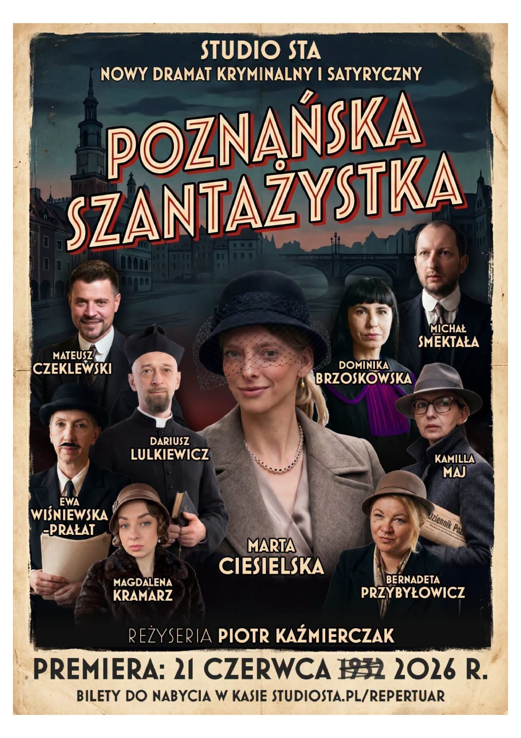 Plakat spektaklu „Poznańska szantażystka” stylizowany na przedwojenny afisz filmowy. Na tle mrocznej panoramy dawnego Poznania przedstawiono grupę ośmiu postaci w kostiumach z epoki: w centrum kobietę w eleganckim kapeluszu z woalką i szarym płaszczu, wokół niej m.in. duchownego, kobietę z wąsikiem i melonikiem, osobę w todze, mężczyznę w garniturze oraz kobiety w kapeluszach i płaszczach. U góry widnieje duży czerwono-kremowy tytuł „Poznańska szantażystka” oraz napis „Nowy dramat kryminalny i satyryczny”. Na dole podano nazwiska obsady, reżysera Piotra Kaźmierczaka oraz datę premiery: 21 czerwca 2026 r.