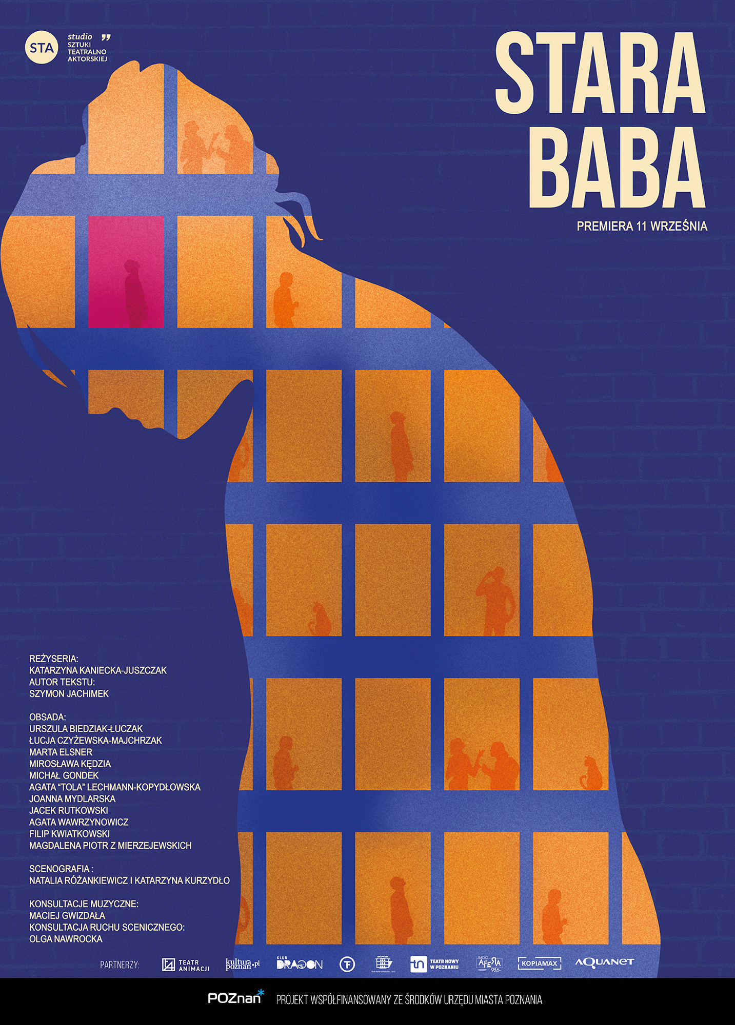 Plakat spektaklu „Stara Baba” utrzymany w granatowo-pomarańczowej kolorystyce. Centralną część zajmuje duża sylwetka starszej kobiety z pochyloną głową, wypełniona układem prostokątnych okien świecących ciepłym, pomarańczowym światłem. W oknach widoczne są drobne sylwetki ludzi wykonujących codzienne czynności. Jedno z okien wyróżnia się intensywnym różowym kolorem. Po prawej u góry znajduje się duży jasny tytuł „Stara Baba” oraz informacja o premierze 11 września. Po lewej na dole umieszczono nazwiska twórców i obsady, a wzdłuż dolnej krawędzi logotypy partnerów i informację o dofinansowaniu projektu.